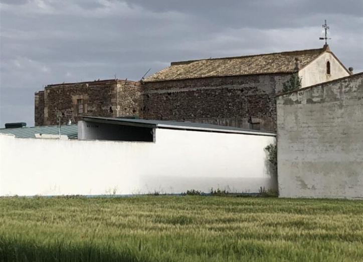 Vista lateral de la iglesia del convento trinitario Nuestra Señora de la Concepción, Santa María del Campo Rus, Cuenca
