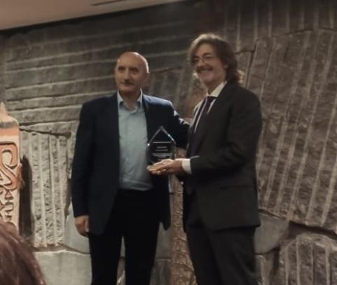 Román Escudero recibe el premio de manos del periodista Alipio