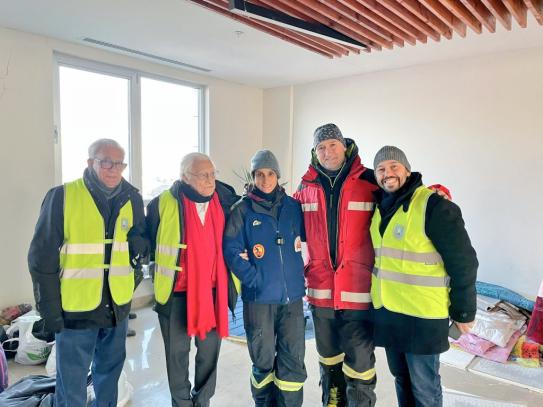 Luis Enrique Utiel junto al Padre Ángel y otros integrantes de la expedición de BSF antes de partir a la zona afectada por el terremoto que sacudía Turquía y Siria