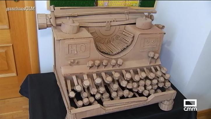 Máquina de escribir, escultura de cartón por Rafael Rodrigo