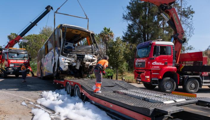 Una mujer ha fallecido y otras 25 han resultado heridas, entre ellas siete de pronóstico grave, al volcar un autobús que trasladaba a trabajadoras temporeras marroquíes en el kilómetro 16 de la carretera A-484, en el término municipal de Almonte (Huelva).