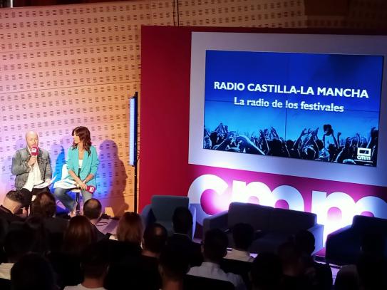 Juan Solo y Gloria Santoro durante la presentación de "La Radio de los Festivales".