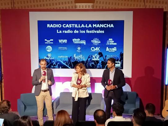 La Directora General de CMM y el Director de Contenidos Digitales durante la intervención del Director de Radio Castilla-La Mancha, Óscar García.