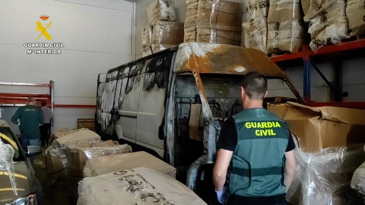 Furgoneta encontrada en la nave en la que se distribuía la droga en el polígono industrial de Cabanillas del Campo (Guadalajara)