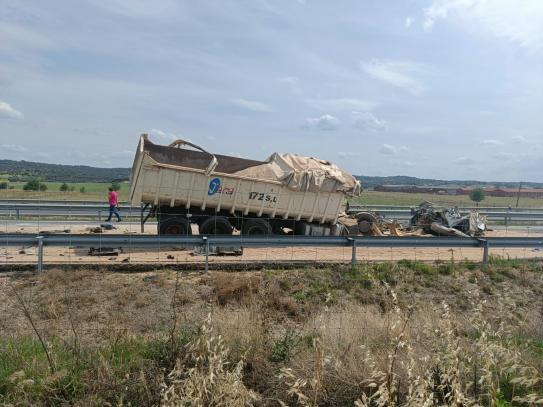 Uno de los camiones accidentados en la A-5 dirección Extremadura