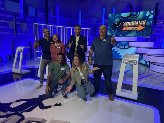 Frank Blanco con Alonso, Pilar, Alejandro, Cinthia y Walter, concursantes de Atrápame si puedes