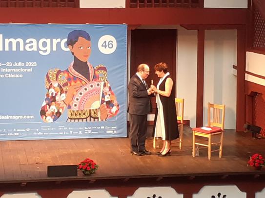El ministro de Cultura, Miquel Iceta, entrega el premio Corral de Comedias a Blanca Portillo