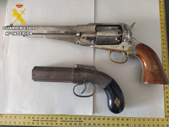 Dos revólveres incautados en el marco de la operación Jacol, 31-07-2013