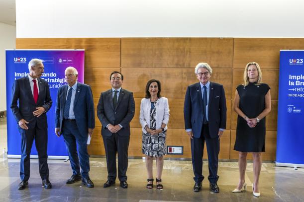 TOLEDO, 30/08/2023.- El alto representante de la Unión Europea (UE) para Asuntos Exteriores y Política de Seguridad y vicepresidente de la Comisión Europea, Josep Borrell (2i); el ministro de Asuntos Exteriores, Unión Europea y Cooperación en funciones, José Manuel Albares (3i); la ministra de Defensa en funciones, Margarita Robles (3d), y el eurocomisario de Mercado Interior, Thierry Breton (2d), inauguran el seminario 'Brújula Estratégica: retos y oportunidades', este miércoles en el Palacio de Exposiciones y Congresos de Toledo. EFE/ Ángeles Visdómine