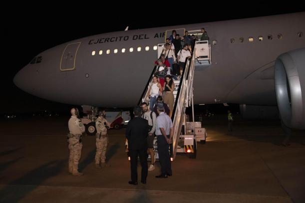 TORREJÓN DE ARDOZ (MADRID), 11/10/2023.- El avión militar del Ministerio de Defensa de España que ha trasladado esta noche desde Tel Aviv (Israel) a 200 españoles y ciudadanos de la Unión Europea y de otros países, ha aterrizado en la madrugada de este miércoles (02.30 GMT) en la Base Aérea de Torrejón de Ardoz en la Comunidad de Madrid. EFE/ Ministerio de Defensa SOLO USO EDITORIAL/SOLO DISPONIBLE PARA ILUSTRAR LA NOTICIA QUE ACOMPAÑA (CRÉDITO OBLIGATORIO)