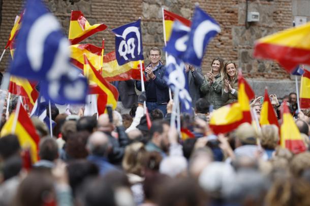 -FOTODELDÍA-  TOLEDO, 22/10/2023.- El presidente del PP, Alberto Núñez Feijóo (c), participa este domingo en Toledo en un acto público en defensa de la igualdad de todos los españoles, ante una posible ley de amnistía para los involucrados en el 'procés'. EFE/Ismael Herrero