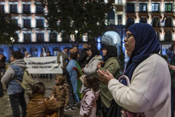 TOLEDO, 04/11/2023.- Varias decenas de personas se concentran como muestra de apoyo al pueblo palestino y contra los ataques sufridos por Israel, hoy sábado en la plaza de Zocodover, en Toledo. EFE/Ángeles Visdómine