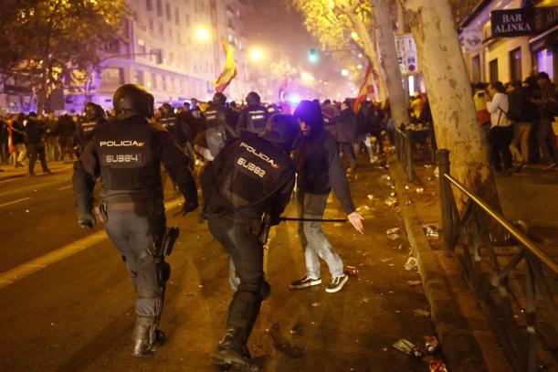 Actuaciones policiales en calles aledañas a la sede del PSOE.