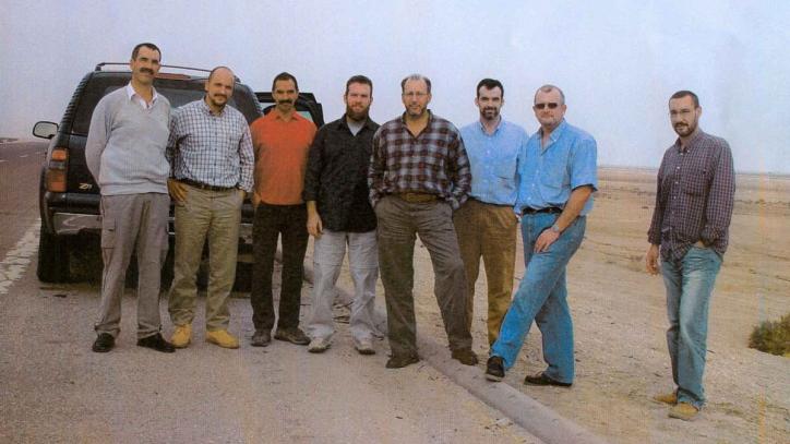 Fotografía de los ocho agentes del CNI realizada poco antes de sufrir la emboscada en Irak
