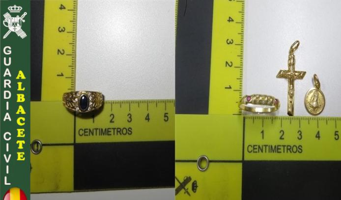 la Guardia Civil descubrió que uno de los detenidos había realizado la venta de una considerable cantidad de joyas y que las mismas eran propiedad de un familiar del otro detenido