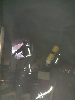 Imagen tomada por los bomberos del Parque de Puertollano durante su intervención en la vivienda de Almadén