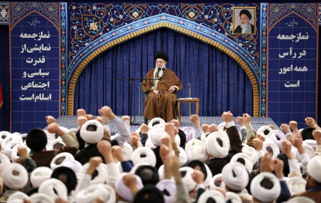 Tehran (Iran (islamic Republic Of)), 15/01/2024.- A handout picture made available by Iran's Supreme Leader Office shows Iranian supreme leader Ayatollah Ali Khamenei during a meeting with Iranian clerics from across the country, in Tehran, Iran, 16 January 2024. (Teherán) EFE/EPA/IRAN'S SUPREME LEADER OFFICE HANDOUT HANDOUT EDITORIAL USE ONLY/NO SALES HANDOUT EDITORIAL USE ONLY/NO SALES