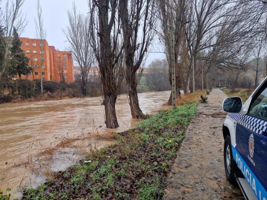 La Policía Local de Cuenca ha cerrado ya los accesos al río Júcar e insiste en pedir precaución a la ciudadanía.