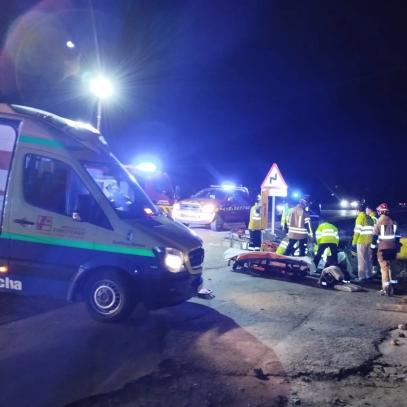Los bomberos del Ayuntamiento de Toledo ha rescatado los cuerpos de los dos fallecidos en el accidente.