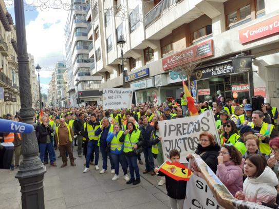 Los manifestantes en la delegación de Agricultura de Albacete.