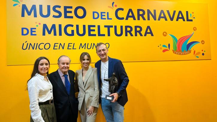 La representación del equipo del programa "Ancha es Castilla-La Mancha" junto al meteorólogo José Antonio Maldonado, que también ha sido reconocido con el Alhiguí de Honor.