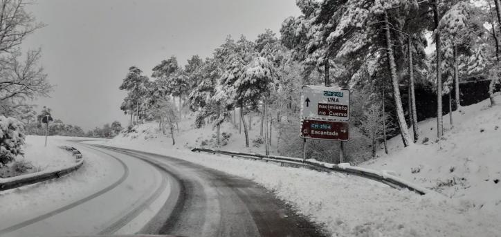Hasta 15 cm de nieve en la CM-2105, cerca del cruce hacia la Ciudad Encantada (Cuenca)