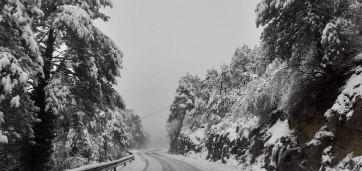Hasta 15 cm de nieve en la CM-2105, cerca del cruce hacia la Ciudad Encantada (Cuenca)