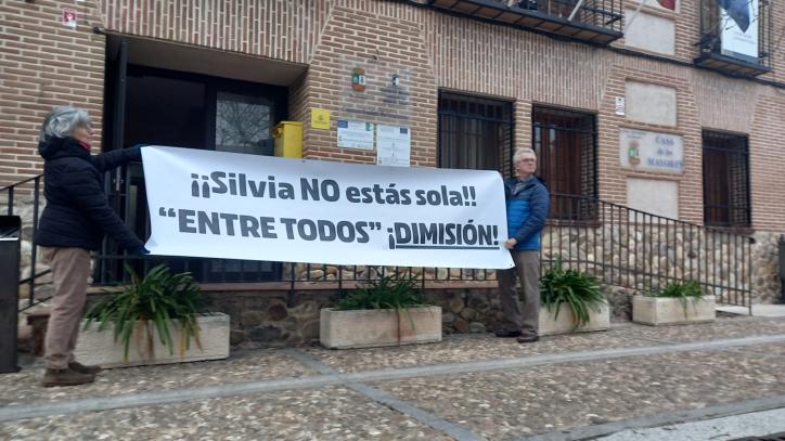 Vecinos de Fontanar muestran su apoyo a la trabajadora municipal.
