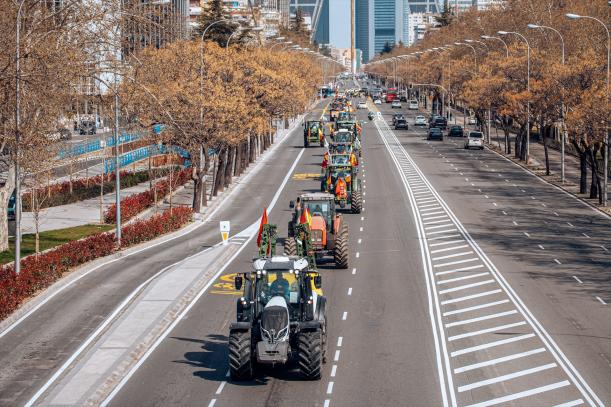 Varios tractores durante una nueva jornada de protestas de agricultores y ganaderos, a 17 de marzo de 2024, en Madrid (España).