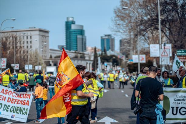 Decenas de personas durante una nueva jornada de protestas de agricultores y ganaderos, a 17 de marzo de 2024, en Madrid (España).