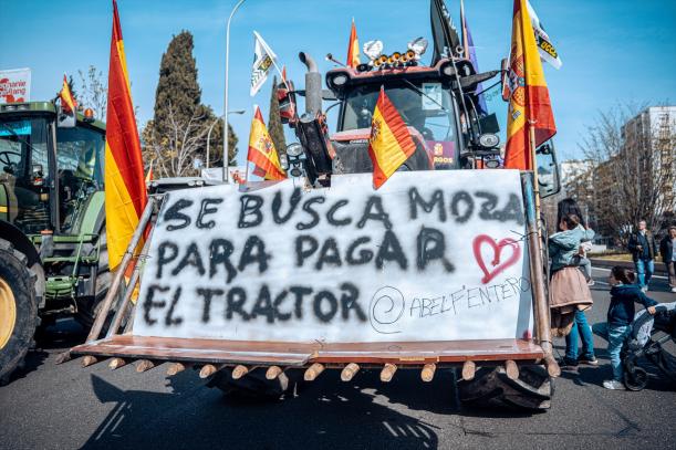 Un tractor durante una nueva jornada de protestas de agricultores y ganaderos, a 17 de marzo de 2024, en Madrid (España).