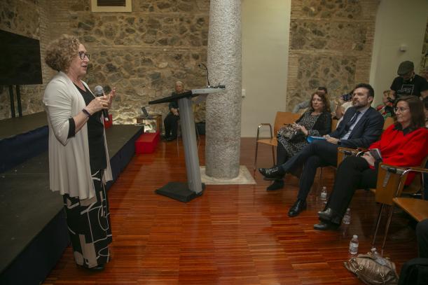 La directora general de Humanización y Atención Sociosanitaria, Maite Marín, ha participado en la presentación del Coro por la Salud Mental La Voz del Paciente, en la residencia comunitaria Hospitalito del Rey.