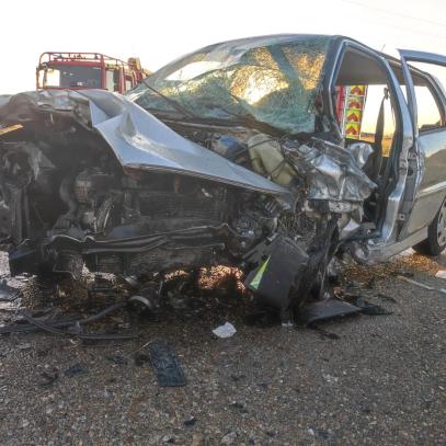 Un muerto y dos heridos a causa de una colisión frontal entre dos vehículos en Villasequilla, Toledo.