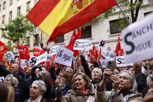 Algo más de un millar de militantes de agrupaciones socialistas de diferentes puntos de España y simpatizantes se encuentran ante la sede de Ferraz.