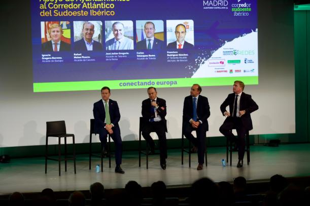 Los alcaldes de Toledo y Talavera durante su intervención en el foro.