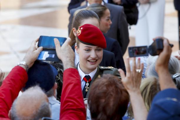 ZARAGOZA, 21/05/2024.- La princesa de Asturias, Leonor de Borbón, saluda al público después de recibir sendos homenajes por parte de las principales instituciones aragonesas y de la ciudad de Zaragoza, este martes en la capital aragonesa. EFE/ Javier Belver