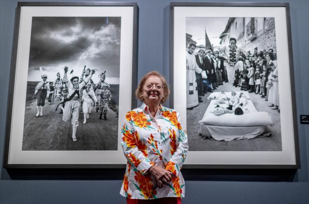 La fotógrafa Cristina García Rodero posa para los medios en la inauguración de su exposición ‘España Oculta’, en el Círculo de Bellas Artes, a 16 de mayo de 2024, en Madrid (España). En la muestra, Gracía Rodero, sumerge al espectador en un viaje a través de las tradiciones y rituales menos conocidos de España. La exposición, que estará en el Círculo de Bellas Artes hasta el 18 de agosto, reúne 145 fotografías de varias temáticas desde celebraciones religiosas hasta festivales folclóricos.
16 MAYO 2024;PUEBLOS;FOTOGRAFIA;MAGNUM;ESPAÑA OCULTA;TRADICIONES
Alberto Ortega / Europa Press
16/5/2024