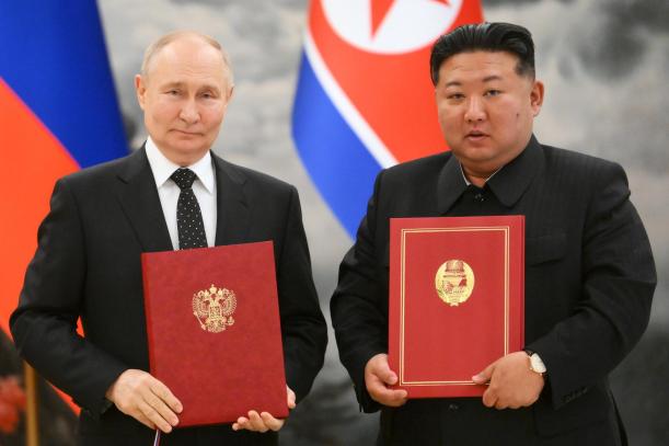 Pyongyang (Korea, Democratic People''s Republic Of), 18/06/2024.- Russian President Vladimir Putin (L) and North Korean leader Kim Jong Un pose for a photo during a signing ceremony following bilateral talks at Kumsusan state residence in Pyongyang, North Korea, 19 June 2024. The Russian president is on a state visit to North Korea from 18-19 June at the invitation of the North Korean leader. He last visited North Korea in 2000, shortly after his first inauguration as president. (Rusia) EFE/EPA/KRISTINA KORMILITSYNA / SPUTNIK / KREMLIN POOL MANDATORY CREDIT