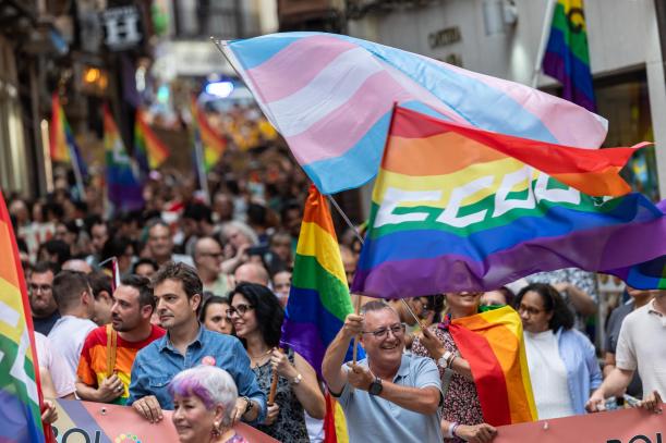 Cientos de personas participan en una manifestación por los derechos del colectivo LGTBI, al final de la cual se lee un manifiesto, este sábado en Toledo.