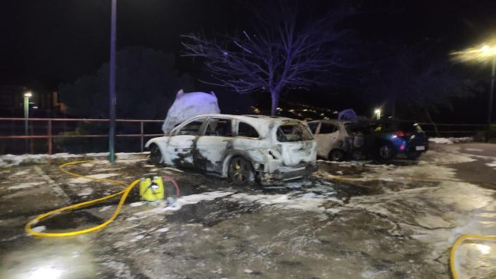 Los bomberos han sofocado las llamas que han afectado a los coches y a la arboleda.