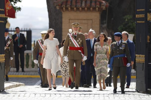 Los reyes, Felipe y Letizia, y la infanta Sofía a su llegada a la ceremonia en la que la princesa de Asturias, Leonor de Borbón.