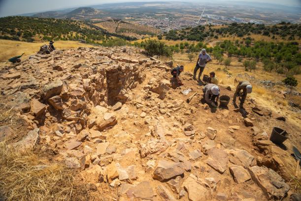 Las cuatro campañas de excavaciones que se han desarrollado en el yacimiento 'Montón de Trigo', en Los Yébenes (Toledo), han permitido revelar cómo era la vida en la zona hace 4.000 años. El arqueólogo Arturo Ruiz Taboada explica el desarrollo y los hallazgos del proyecto.