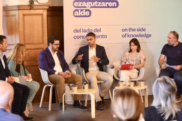 Un momento de la intervención de Isaías Blázquez durante el diálogo organizado por FORTA en colaboración con la Universidad del País Vasco.