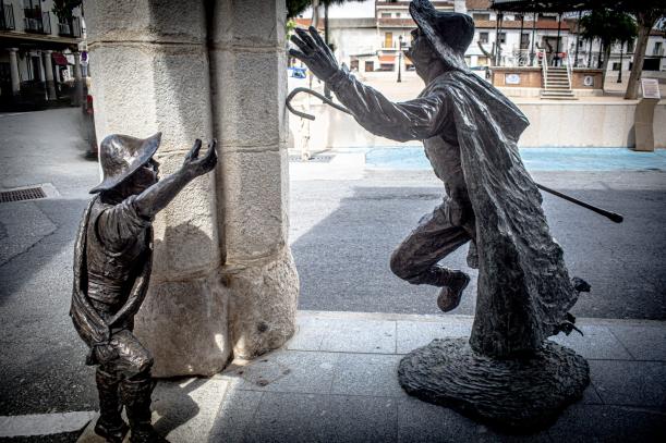 Conjunto escultórico situado en la Plaza Infante Don Juan Manuel, realizado por el maestro Luis Martín de Vidales, representando a Lázaro y al ciego.