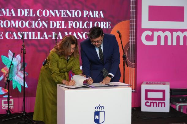 Momento de la firma del convenio de colaboración entre la Consejería de Educación y Castilla-La Mancha Media.