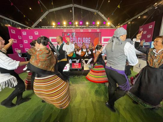 Momento de la actuación del Grupo de Danzas Manchegas Magisterio en la carpa de CMM en la Feria de Albacete.