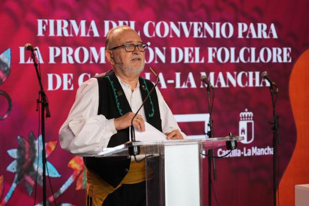 El Secretario de la Asociación Regional de Folclore ha querido agradecer la implicación de CMM y la Consejería de Educación en su implicación por la difusión del folclore.