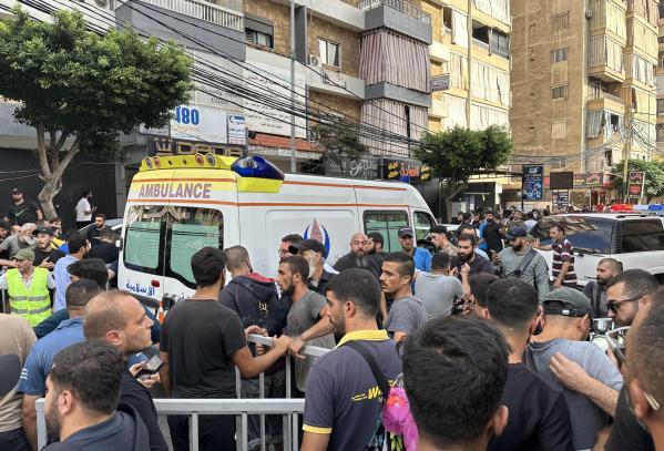 Beirut (Lebanon), 20/09/2024.- Ambulances carry injured people after a targeted Israeli strike in Beirut, Lebanon, 20 September 2024. The Israeli Defense Forces (IDF) on 20 September released a statement saying it "conducted a targeted strike in Beirut". (Líbano) EFE/EPA/WAEL HAMZEH