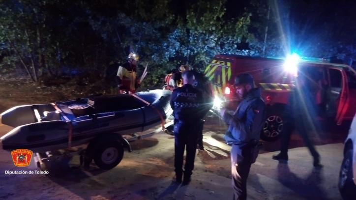 Los bomberos rescatan a un hombre que había caído al río Alberche en Escalona (Toledo)