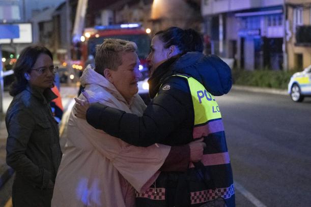 Santander, 26 oct (EFE).- la alcaldesa de Santander, Gema Igual (d) se abraza a una vecina afectada durante un incendio causado por una exlosión, este sábado en Santander. Una explosión de gas ha provocado esta madrugada el derrumbe de un edificio de la calle de La Albericia, en Santander, y se busca a tres personas que podían estar en el interior del inmueble. El siniestro se ha producido sobre las 4.00 horas de esta madrugada en el número 22 de la calle de La Albericia de la capital cántabra y ha llevado a desalojar todos los edificios cercanos al afectado por la explosión.EFE/ Pedro Puente Hoyos